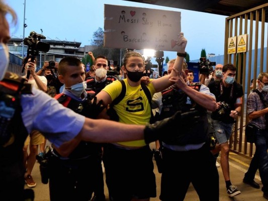 Invasión en el Camp Nou y disturbios de aficionados por la salida de Messi (FOTOS)