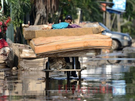 FOTOS: El agua baja y deja ver los niveles que alcanzó debido al paso de la tormenta Eta   