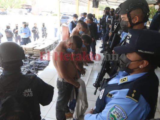 Fusiles de alto calibre, indumentaria policial y hasta 'chachas' entre objetos decomisados en campamento de la MS