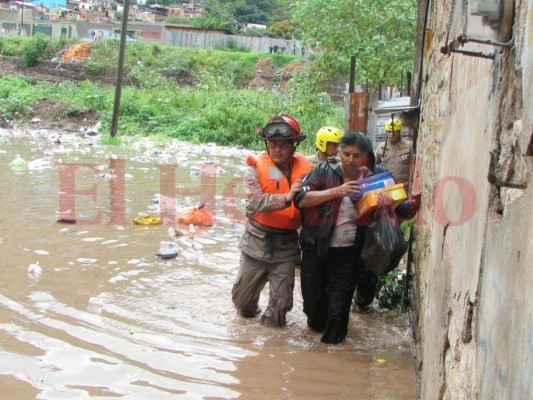 Trasladan a hondureños a albergues por inundaciones tras fuertes lluvias