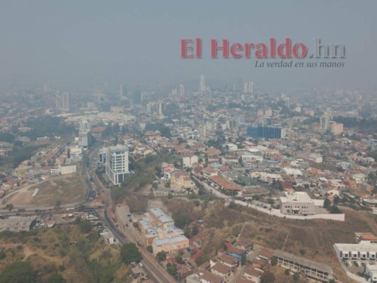 FOTOS: La capital se viste de gris por el humo que dejan los incendios forestales