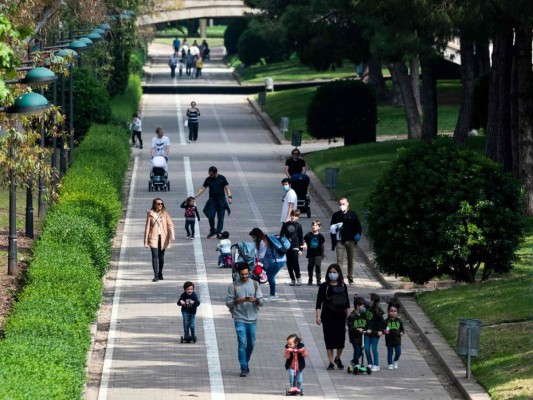 Con ganas de correr y sin miedo, así saturaron calles de España padres y niños