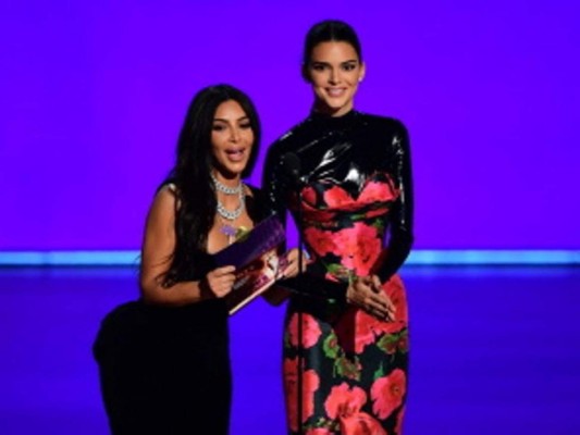 FOTOS: Apretado vestido le juega mala pasada a Kim Kardashian en los Emmy 2019