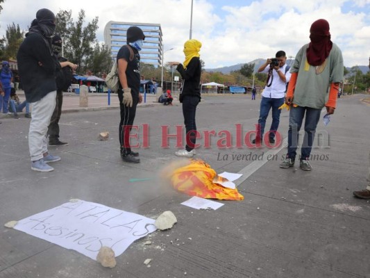 FOTOS: Las tomas enfrente de la UNAH que obstaculizaron el paso vehicular en el bulevar Suyapa