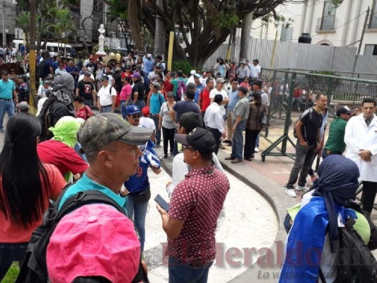 FOTOS: Médicos, empleados de Hondutel y docentes paralizan la capital en jornada de protestas