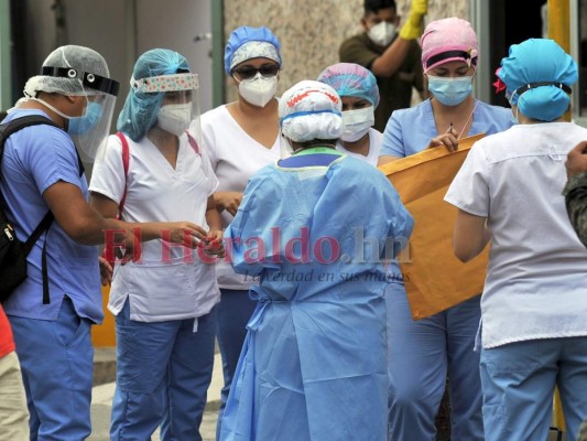 FOTOS: Agobiantes momentos afuera de la carpa de triaje del Hospital Escuela