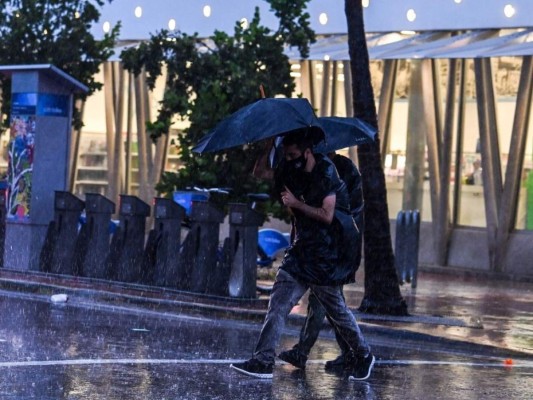 Las imágenes: Eta lleva aguaceros a las calles ya inundadas de Florida