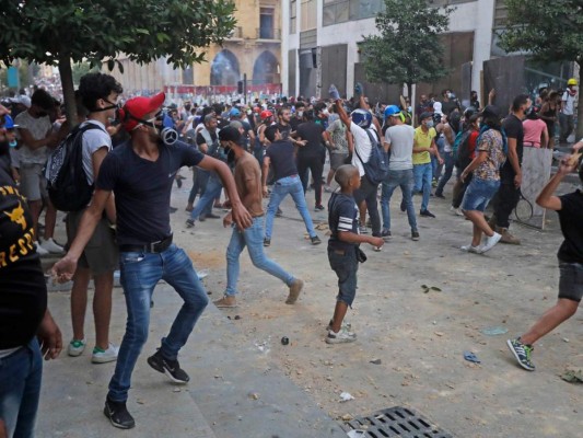 Se intensifican protestas por explosión de 2,750 toneladas de nitrato de amonio en Beirut