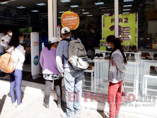 Portando mascarillas, capitalinos visitan comercios para aprovechar promociones de fin de año (Fotos)