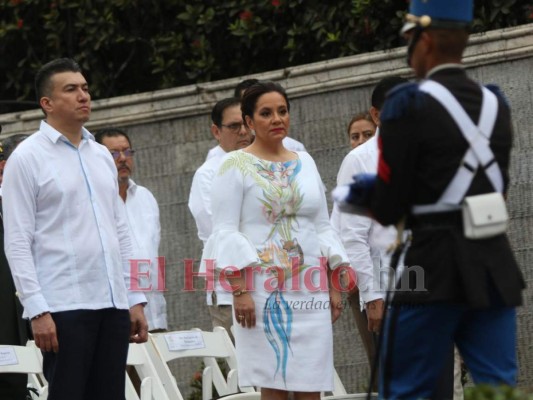 De vestido blanco y zapatos azules, así llegó Ana de Hernández al grito de independencia 2019