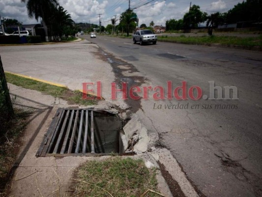 Baches, tierra y alcantarillas destapadas: deterioradas calles de la capital (FOTOS)