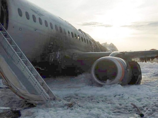 Llamas y pánico: Imágenes del pavoroso incendio en avión que dejó al menos 41 muertos en Rusia