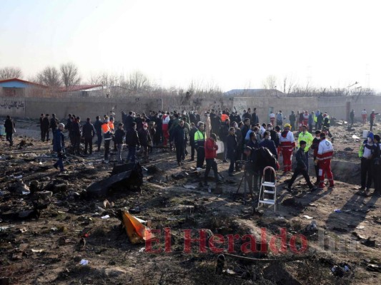 Cuerpos carbonizados y escombros, impactante escena del avión accidentado en Irán