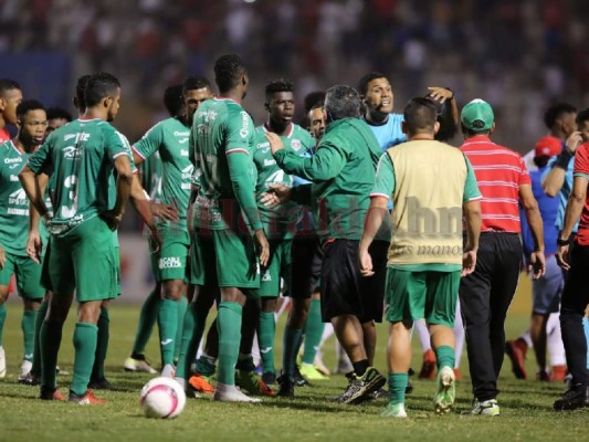 FOTOS: Así fue el zafarrancho entre jugadores de Olimpia y Marathón que dejó cuatro expulsados en el clásico