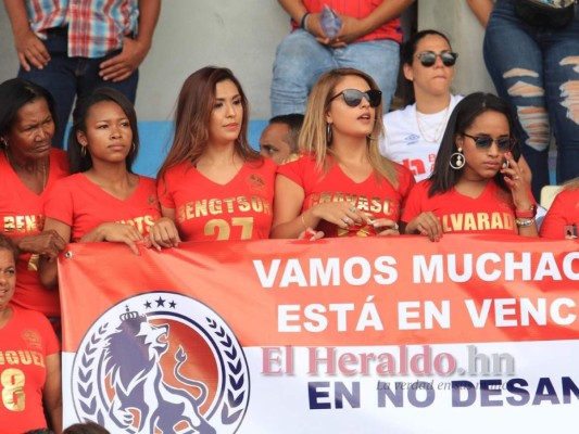 FOTOS: Así alentaron madres, hermanas y esposas de jugadores olimpistas en el Nacional