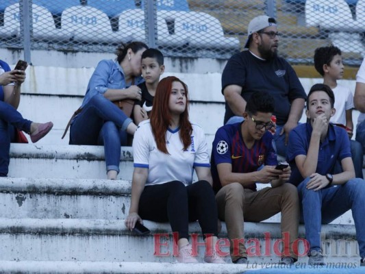 FOTOS: Bellas hondureñas presentes en el duelo Honduras vs Trinidad y Tobago