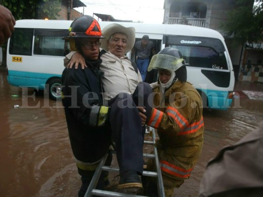 Dramático rescate de pasajeros de bus en la Kennedy tras inundación por lluvias