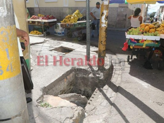 Baches, alcantarillas destapadas y calles colapsadas: riesgos en la capital