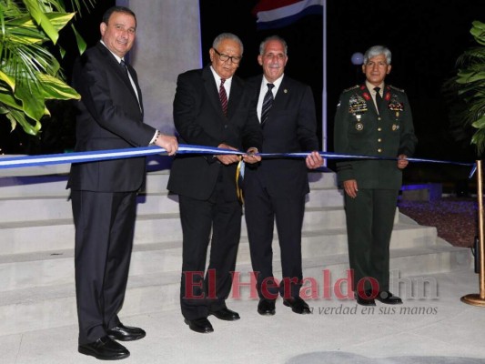 FOTOS: Así fue la inauguración del 'Monumento Obelisco Bicentenario'