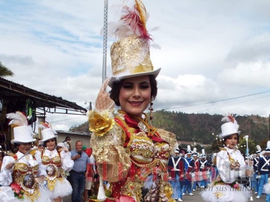 FOTOS: Los rostros más bellos de las jóvenes en los desfiles patrios