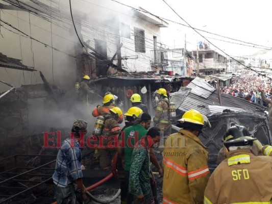 Pánico, zozobra y caos: así fue el pavoroso incendio en la sexta avenida de Comayagüela