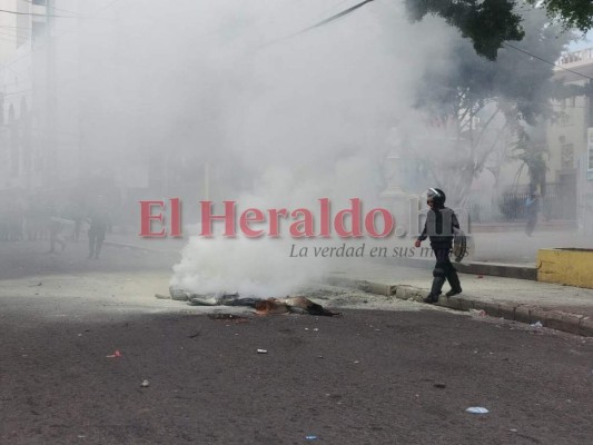 FOTOS: El caos y desolación que dejaron las protestas en los alrededores del Congreso Nacional