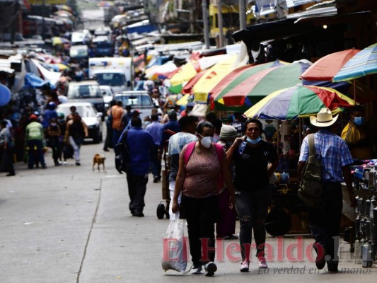 Masiva afluencia de personas durante circulación de dos dígitos (FOTOS)