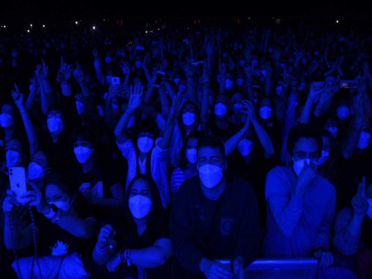 Con mascarillas y pruebas negativas se realizó concierto masivo en Barcelona (Fotos)