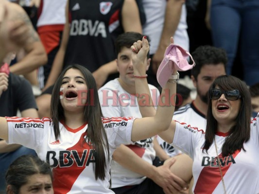 La bellas aficionadas del River Plate ya adornan el Monumental para el partido contra el Boca Junior