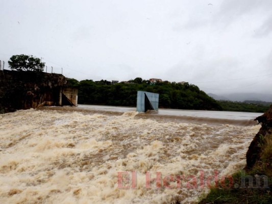 FOTOS: Crecida de ríos por lluvias mantienen en alerta a la capital