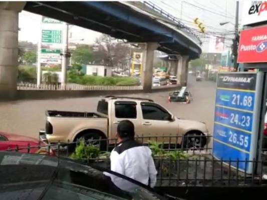 Tráfico, inundaciones y carros atascados por fuerte lluvia en la capital