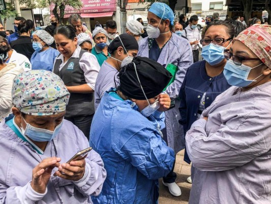 Pánico, pacientes en camilla a la calle y derrumbes: los daños del sismo en México (FOTOS)