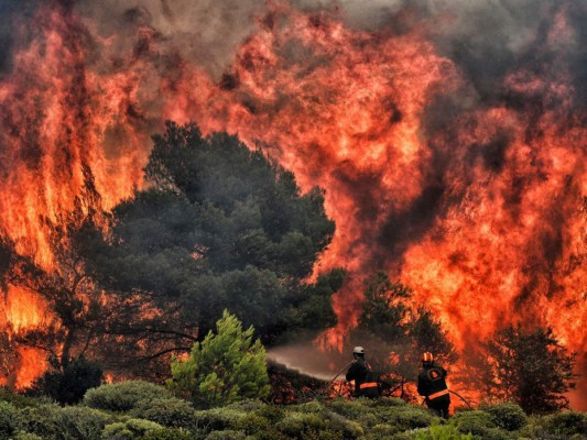 Las impresionantes fotos de los incendios en Grecia que ya dejan más de 70 muertos