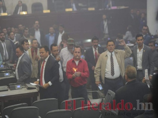 FOTOS: Empujones, cohetes y bengalas; así fue el nuevo acto de insurrección en el Congreso Nacional