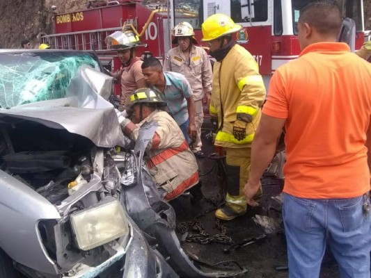 Imágenes del choque entre dos pick-up en la cuesta de La Virgen