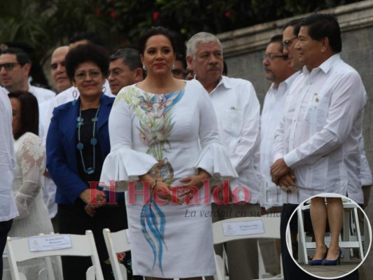 De vestido blanco y zapatos azules, así llegó Ana de Hernández al grito de independencia 2019