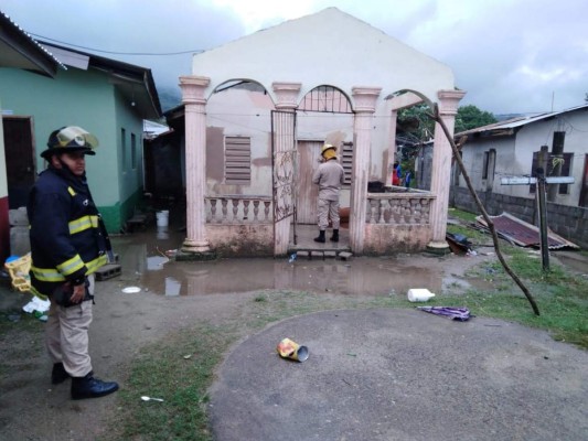 Casas sin techo y fuertes inundaciones deja frente frío en el norte de Honduras