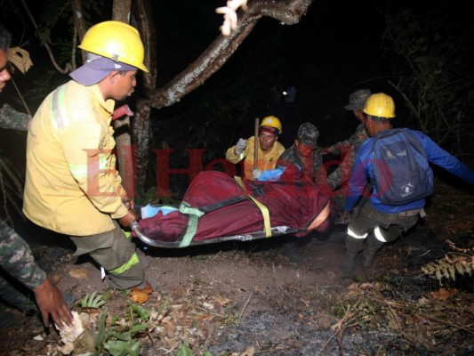 Las desgarradoras imágenes del incendio en La Montañita en el que murieron dos bomberos