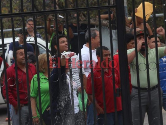 Con harina y billetes de 50 lempiras reciben manifestantes a Lena Gutiérrez en los Juzgados de la capital