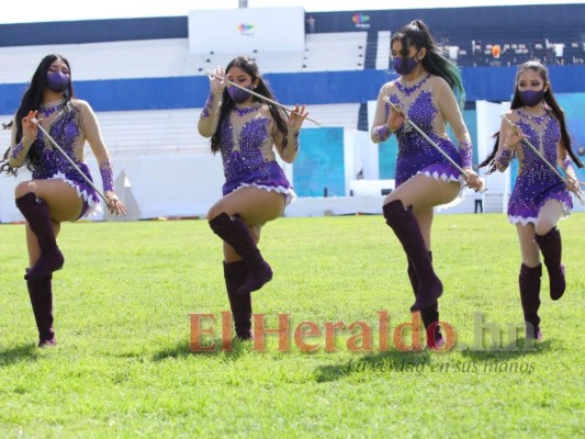 Bellas palillonas del Central se lucen en el show del Bicentenario (FOTOS)