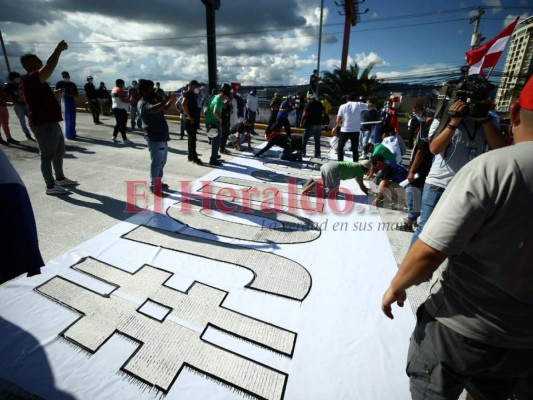 FOTOS: Hondureños repintan graffiti viral y exigen transparencia