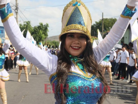 FOTOS: Los rostros más bellos de las jóvenes en los desfiles patrios