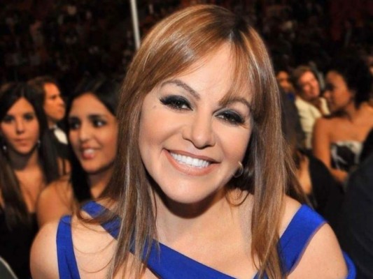 Una misteriosa sombra y escenario en forma de cruz: así fue el último concierto de Jenni Rivera