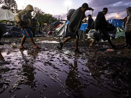 FOTOS: Fuerte lluvia destruye carpas en las que dormían migrantes de la caravana en Tijuana, México