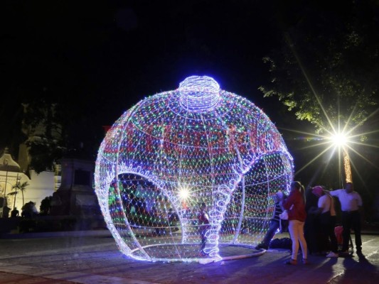 Fotos: Destellos de Navidad ya se aprecian en los parques de la capital de Honduras