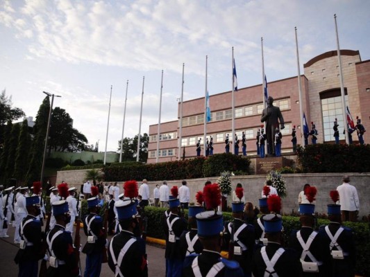 Algarabía en Plaza de las Banderas para conmemorar los 199 años de Independencia