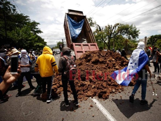 FOTOS: Bloqueos y enfrentamientos en el bulevar Fuerzas Armadas