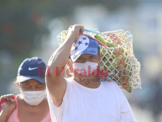 En largas filas y con identificación, así compran hondureños en plena pandemia