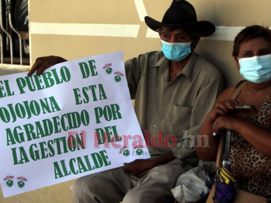 FOTOS: Con pancartas y sonrisas Ojojona recibe vacunas donadas por El Salvador  