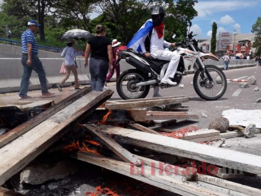 FOTOS: Caos y destrucción dejan manifestantes frente al aeropuerto Toncontín